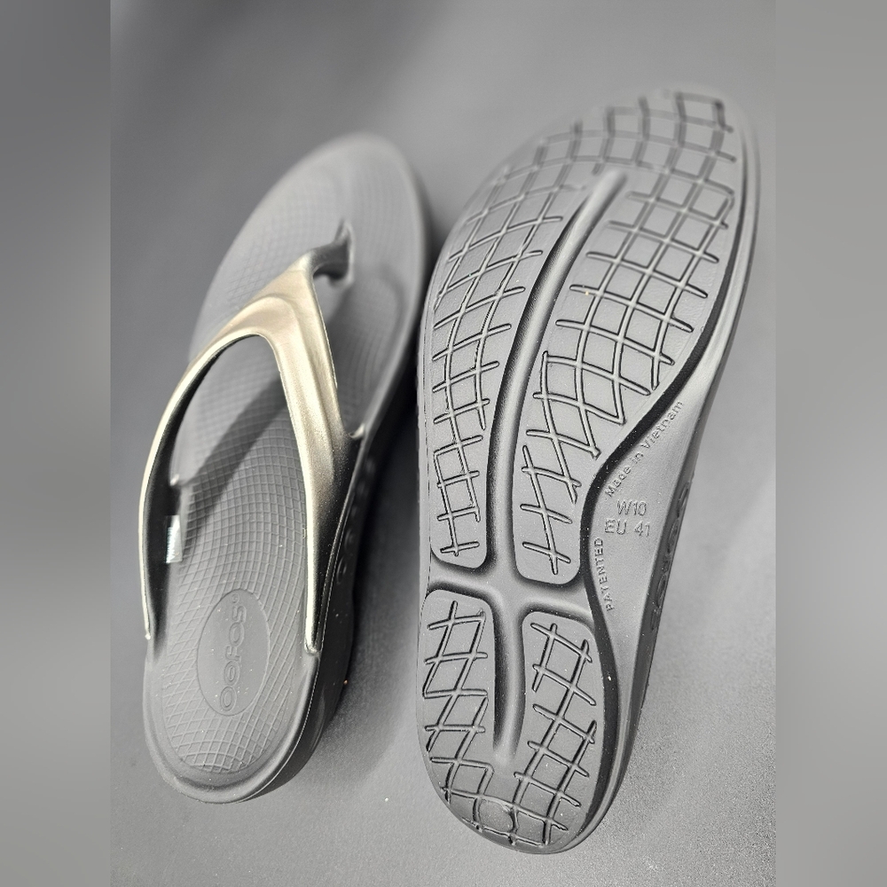 OOFOS sandals - Picture 2 of 3